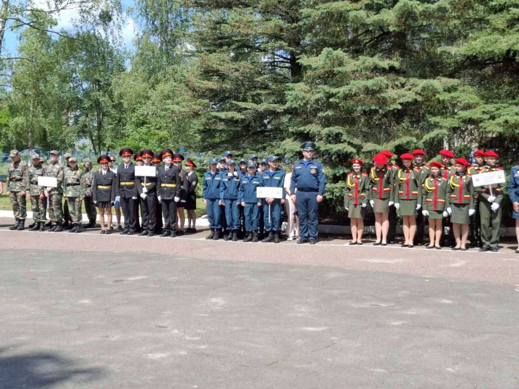 торжественная линейка в честь открытия слёта юных спасателей-пожарных