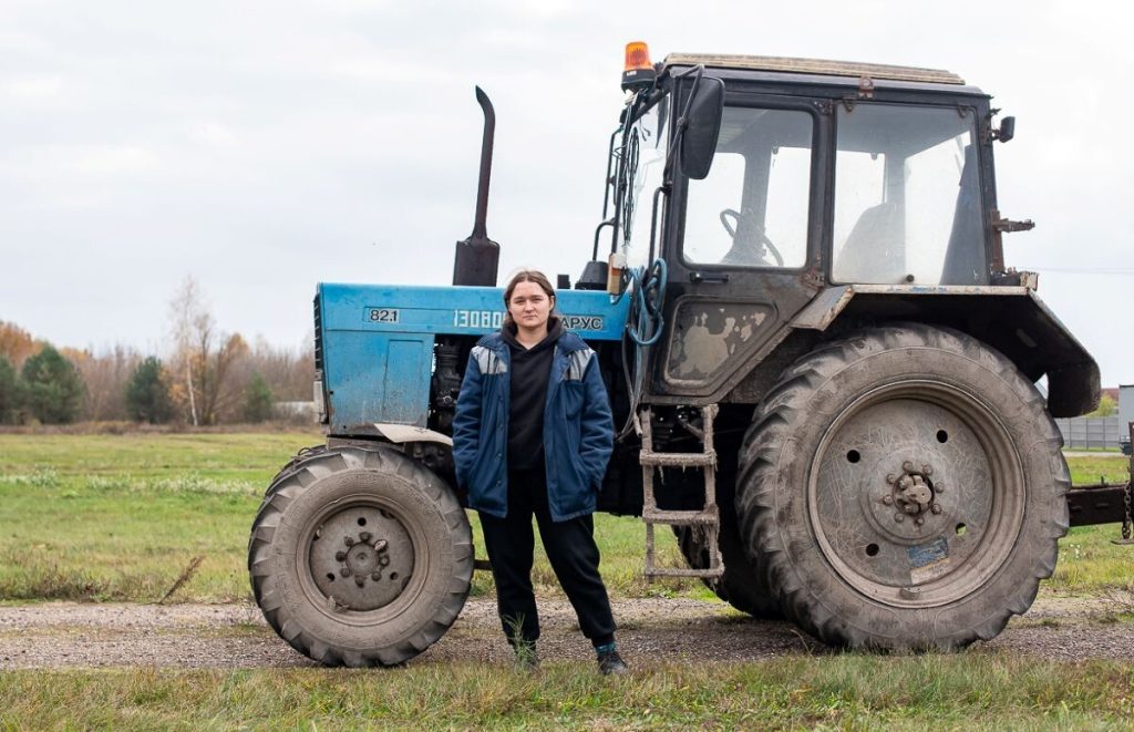 «Днём трактор, а вечером — пилочки, гель-лак, дизайн». Почему 19-летняя девушка выбрала профессию тракториста