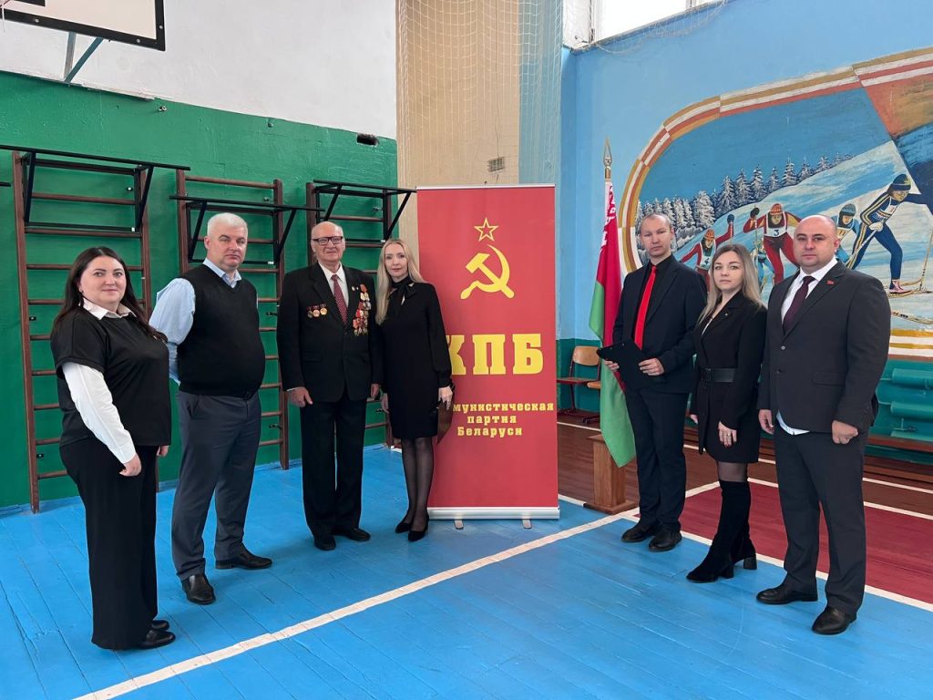 торжественная линейка посвящённая Дню Октябрьской революции